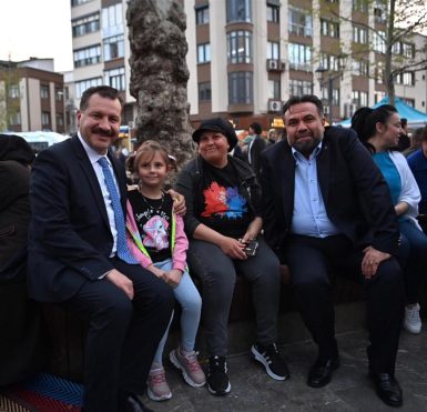 Başkan Yılmaz,Yeryüzü Sofralarında 15 bin kişiyle orucunu açtı