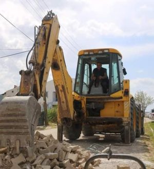 BURHANİYE’DE YOL ÇALIŞMALARI HIZ KESMEDEN DEVAM EDİYOR