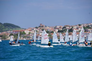 AYVALIK TYF YELKEN LİGİ 2. AYAK OPTİMİST YARIŞLARI’NA EV SAHİPLİĞİ YAPIYOR
