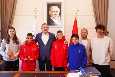 AYVALIK’IN MİLLİ SÖRFÇÜLERİ AVRUPA’NIN ZİRVESİ İÇİN YARIŞIYOR