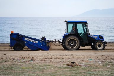 AYVALIK’TA PLAJLAR SEZONA HAZIRLANIYOR (1)