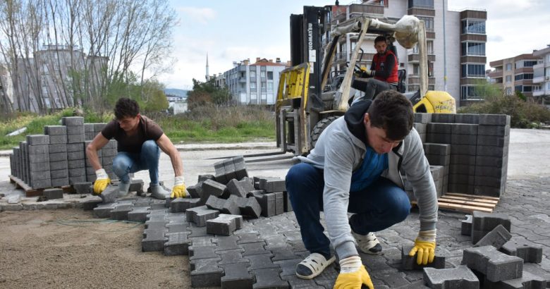  AKÇAY SARIKIZ MEYDANI YENİDEN DÜZENLENİYOR