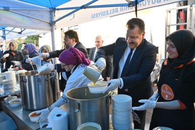 Başkan Yılmaz gönül sofralarında orucunu açıyor
