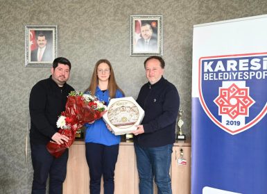 BAŞKAN ORKAN MİLLİ YÜZÜCÜYÜ AĞIRLADI