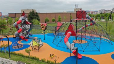 Büyükşehir, Avlu’daki çocuk oyun grubunu yeniledi