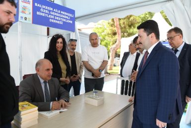 3. ALTIEYLÜL KİTAP FUARI DEVAM EDİYOR