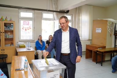 BAŞKAN MESUT ERGİN EŞİ CANAN ERGİN’LE BİRLİKTE OYUNU KULLANDI