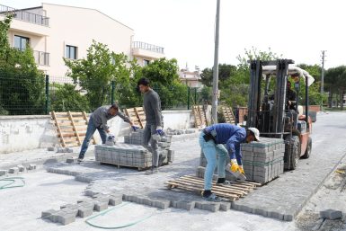 BURHANİYE’DE YOL YAPIM VE ONARIM ÇALIŞMALARI ARALIKSIZ DEVAM EDİYOR