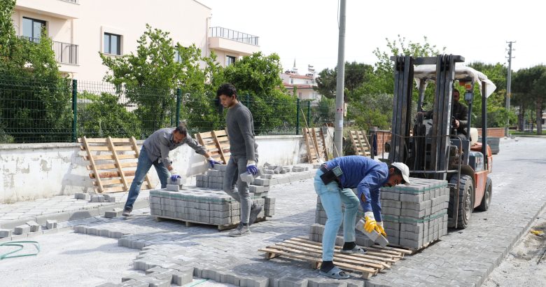  BURHANİYE’DE YOL YAPIM VE ONARIM ÇALIŞMALARI ARALIKSIZ DEVAM EDİYOR