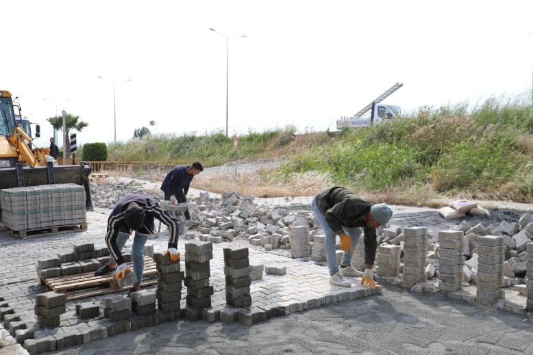 BURHANİYE’DE YOL YAPIM VE ONARIM ÇALIŞMALARI ARALIKSIZ DEVAM EDİYOR (2)