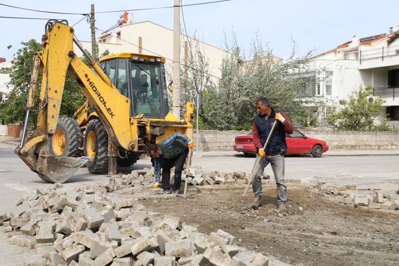 BURHANİYE’DE YOL YAPIM VE ONARIM ÇALIŞMALARI ARALIKSIZ DEVAM EDİYOR (3)