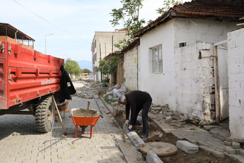 BURHANİYE’DE YOL YAPIM VE ONARIM ÇALIŞMALARI ARALIKSIZ DEVAM EDİYOR (4)