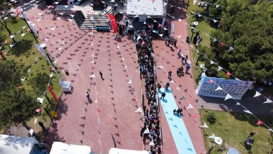 YAZARLARA BÜYÜK İLGİ