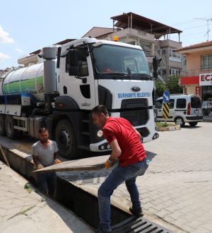 BURHANİYE’DE MAZGAL VE KANAL TEMİZLİĞİ DEVAM EDİYOR