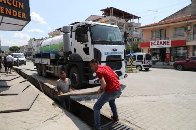 BURHANİYE’DE MAZGAL VE KANAL TEMİZLİĞİ DEVAM EDİYOR
