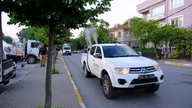 ALTIEYLÜL’DE İLAÇLAMA ÇALIŞMALARI ARALIKSIZ SÜRÜYOR