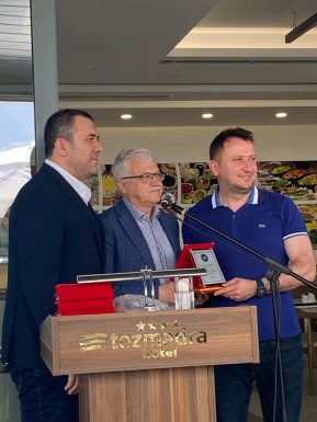 ÇYDD’DEN BAŞKAN DEVECİLER’E TEŞEKKÜR PLAKETİ