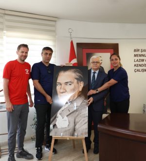 ÇENGELKÖY VOLEYBOL TAKIMINDAN BAŞKAN DEVECİLER’E ONURSAL BAŞKANLIK PLAKETİ