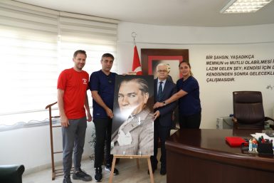 ÇENGELKÖY VOLEYBOL TAKIMINDAN BAŞKAN DEVECİLER’E ONURSAL BAŞKANLIK PLAKETİ