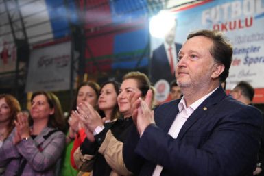 KARESİLİ GENÇLER GECE YOLCULARIYLA ‘YAZA MERHABA’ DEDİ