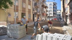 EDREMİT’TE SOKAKLAR PARKE TAŞLAR İLE ÖRÜLÜYOR