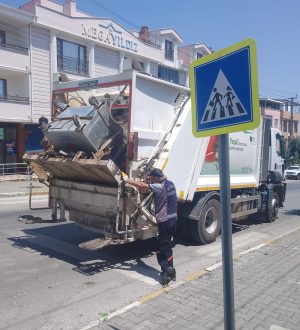 KARESİ’DE ÇÖP KONTEYNIRLARI DEZENFEKTE EDİLİYOR