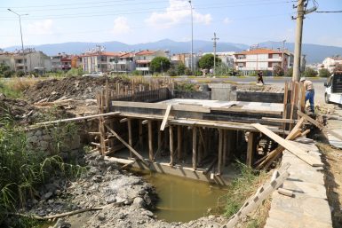 Akçay Pina Deresi’ne yeni köprü yapılıyor