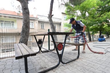 KARESİ’DE PARKLARDA YENİLEME ÇALIŞMALARI SÜRÜYOR
