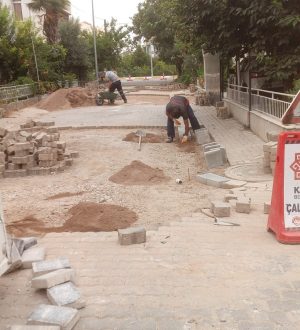 KARESİ’DE YOLLAR ÖRÜLÜYOR