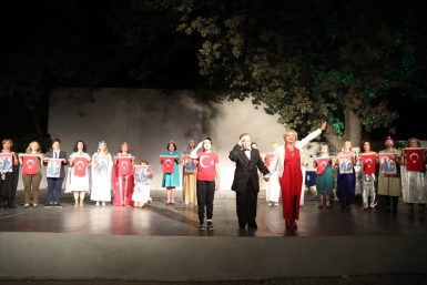 “ÇANTADAKİ SIR” ÖREN’DE TİYATROSEVERLERLE