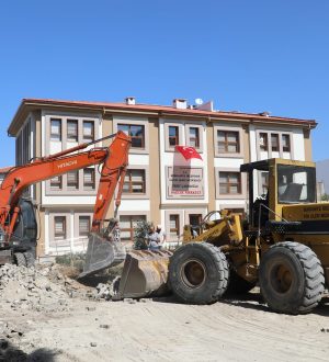 BURHANİYE BELEDİYESİ, 7 AYRI NOKTADA EŞ ZAMANLI YAPILAN YOL ÇALIŞMALARINA DEVAM EDİYOR!