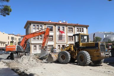 BURHANİYE BELEDİYESİ, 7 AYRI NOKTADA EŞ ZAMANLI YAPILAN YOL ÇALIŞMALARINA DEVAM EDİYOR!