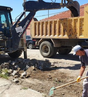 EDREMİT’TE YOLLAR DÖRT KOLDAN YENİLENİYOR