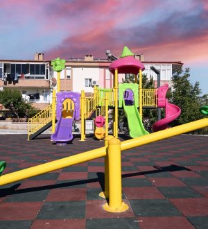 KARESİ BELEDİYESİ İLÇEYİ PARKLAR VE YEŞİL ALANLARLA DONATIYOR