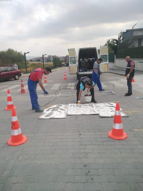 KARESİ’DE OKUL ÖNLERİNDEKİ YAYA ÇİZGİLERİ YENİLENİYOR