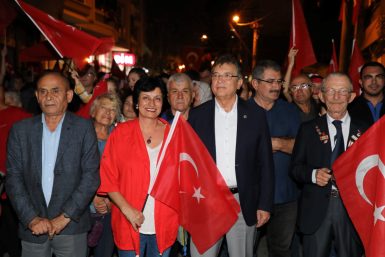 Edremit’te Cumhuriyet Coşkusu Fener alayı ile taçlandı