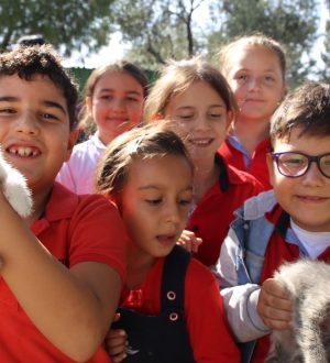 BURHANİYE’DE ÖĞRENCİLERDEN HAYVAN BARINAĞINA ZİYARET