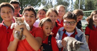 BURHANİYE’DE ÖĞRENCİLERDEN HAYVAN BARINAĞINA ZİYARET