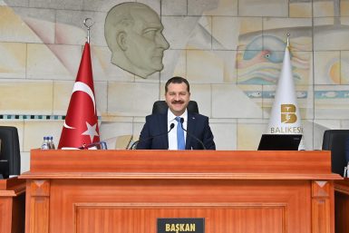 Başkan Yücel Yılmaz üniversite  öğrencisine suyu bedava yaptı 