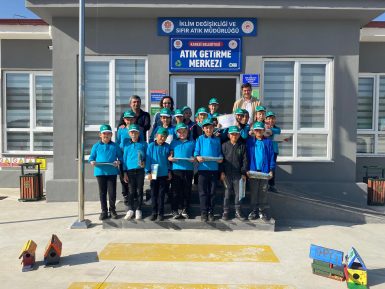 KARESİ’DE ÖĞRENCİLER GERİ DÖNÜŞÜMÜ MERKEZİNDE ÖĞRENİYOR