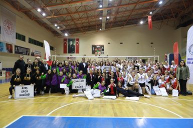 BURHANİYE BELEDİYESİ 2. VOLEYBOL TURNUVASININ ÖDÜL TÖRENİ YAPILDI