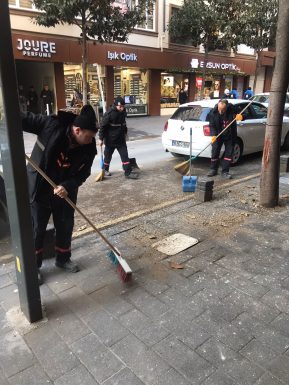 KARESİ’DE KÖŞE BUCAK TEMİZLİK SÜRÜYOR