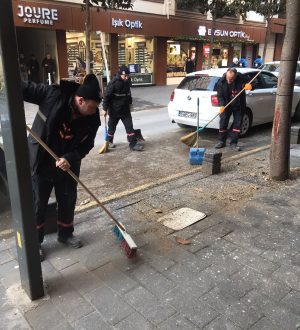 KARESİ’DE KÖŞE BUCAK TEMİZLİK SÜRÜYOR