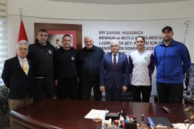 Burhaniye Belediyesi 2.Voleybol Turnuvası Katılımcılarından Başkan Deveciler’e Ziyaret