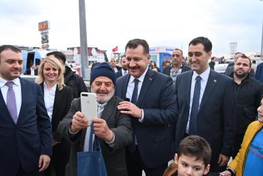 Vatandaşlar, Yücel Yılmaz’a yürekten sarılıyor