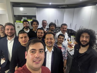 Gençlere elleriyle sahur sofrası hazırladı