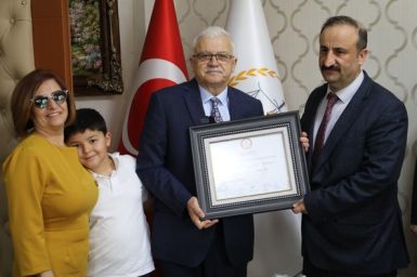 BAŞKAN DEVECİLER MAZBATASINI ALDI