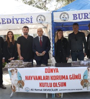 BAŞKAN DEVECİLER DÜNYA SOKAK HAYVANLARI GÜNÜNÜ HAYVANSEVERLER İLE KUTLADI