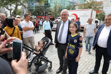 Edremit Belediyesi, vatandaşlara ücretsiz fide dağıttı