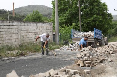 BURHANİYE GENELİNDE YOL YAPIM ÇALIŞMALARI ARALIKSIZ SÜRÜYOR